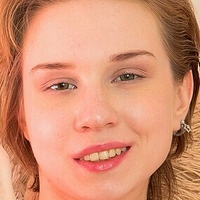 Алиса Очарователна Голи