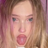 Моми Електра Голи