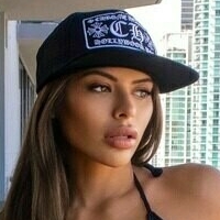 Не си бъдещата ти приятелка Голи