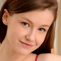 Скромната Емили Голи