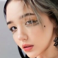 Тайни Тя Голи